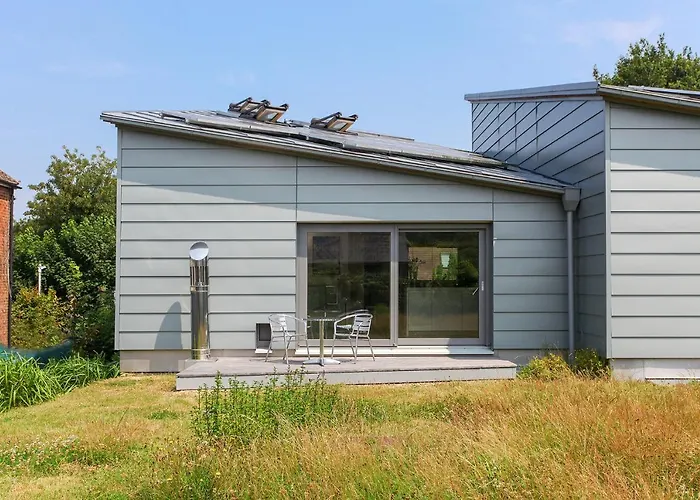 Contemporary Bolthole, Short Walk From City