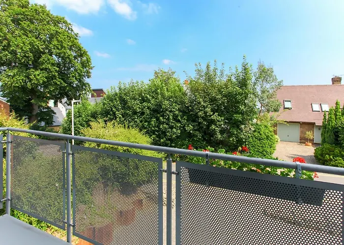 Contemporary Bolthole, Short Walk From City